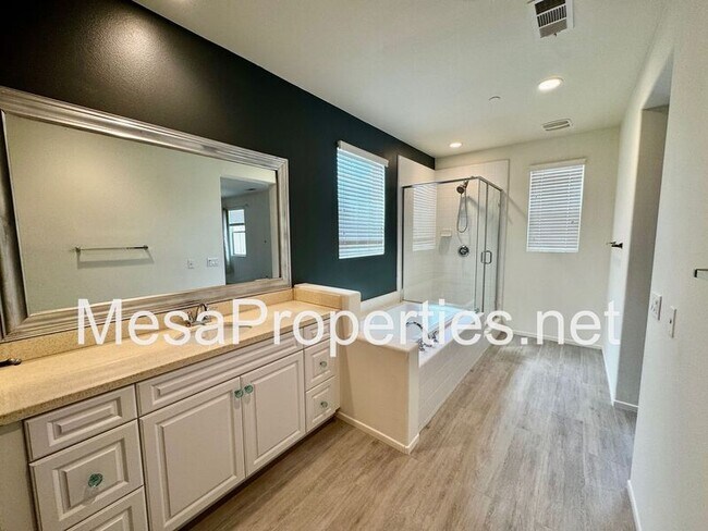 Building Photo - 3134 E La Avenida Dr