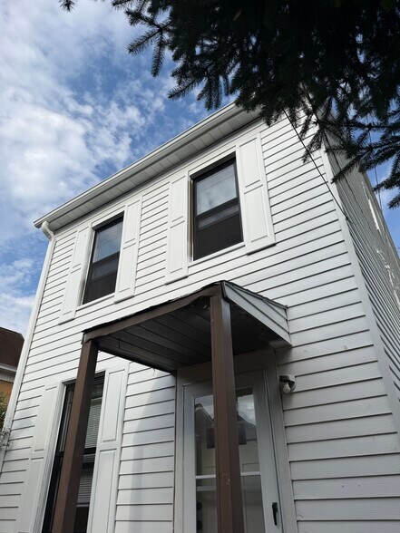 Building Photo - 209 21st St