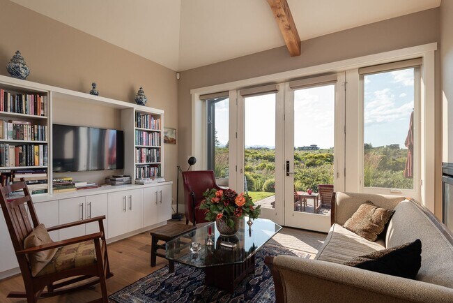Building Photo - Tetherow!! Amazing Townhome that is fully ...