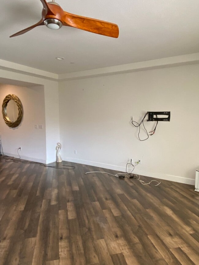 Building Photo - Modern 4 Bed, 3.5 Bath Home with Solar, St...