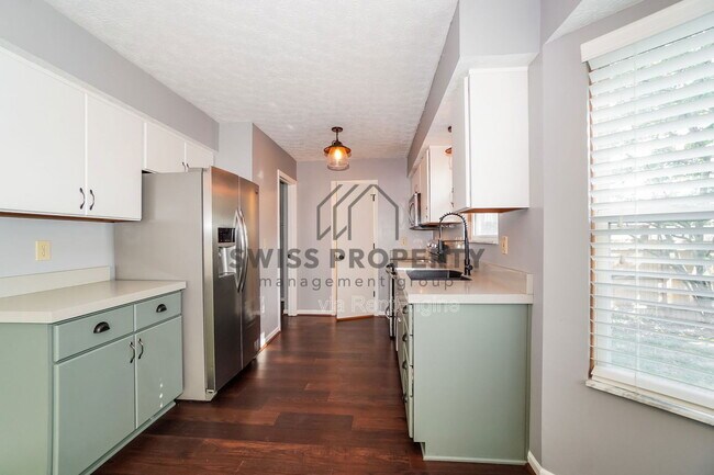 Building Photo - 2212 Kingsglen Dr