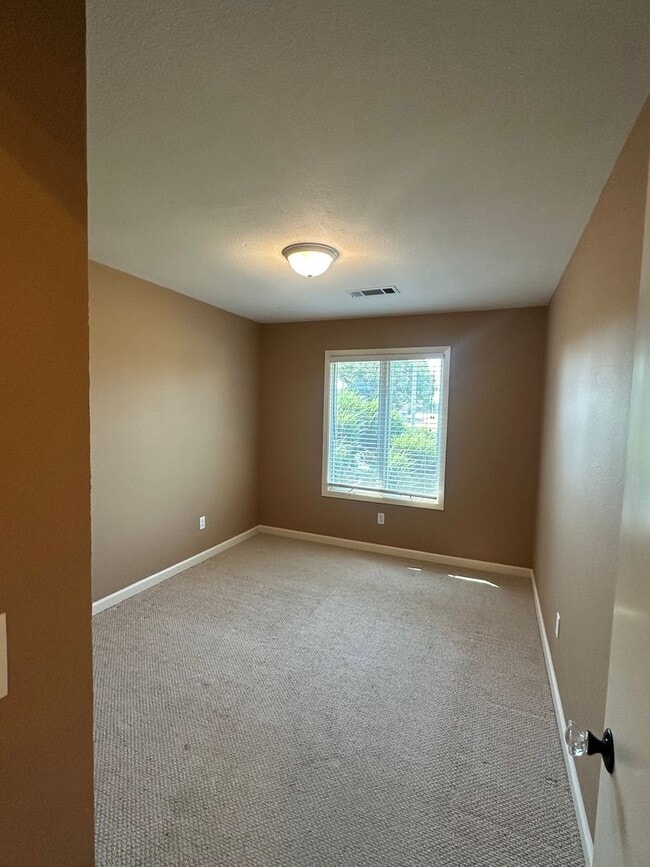 Building Photo - Charming 3 bedroom 2 bathroom home located...