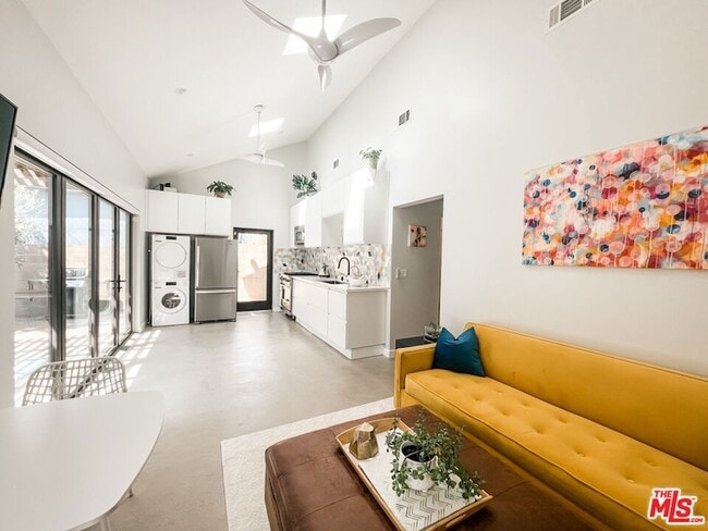 Building Photo - 3836 1/2 Seneca Avenue Unit