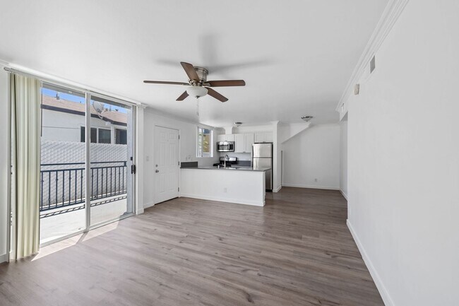 Building Photo - Spacious 2-Bed / 2-Bath Apartment in Prime Hollywood Location