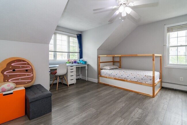 Building Photo - 10 Homeward Ln