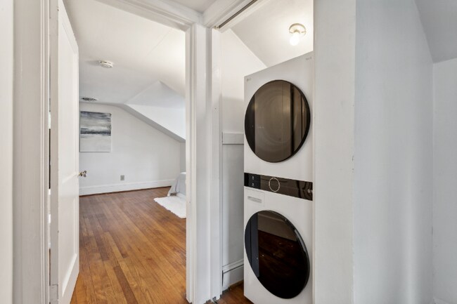 Building Photo - 3426 Kenmore Dr