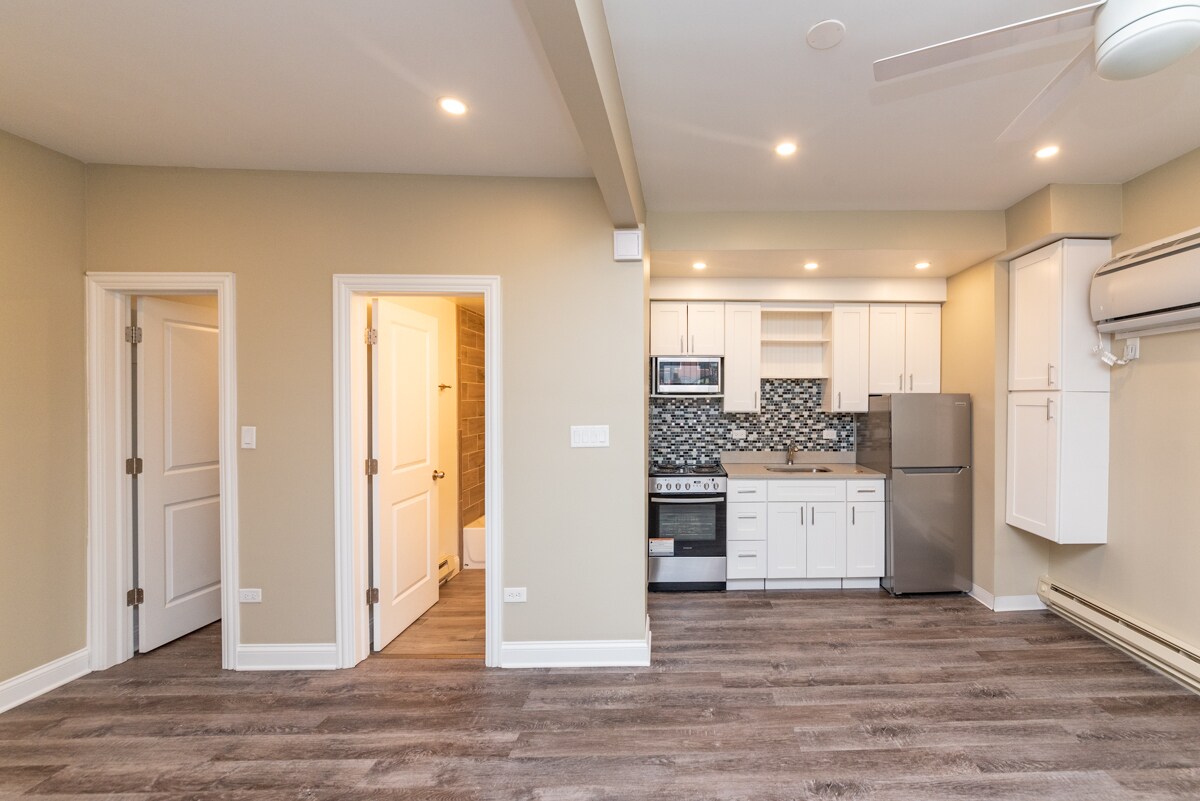 Building Photo - 1511 W Albion Ave