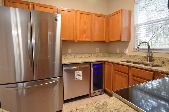 Building Photo - Close To Everything