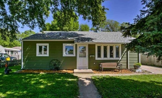 Building Photo - 1984 Pine St