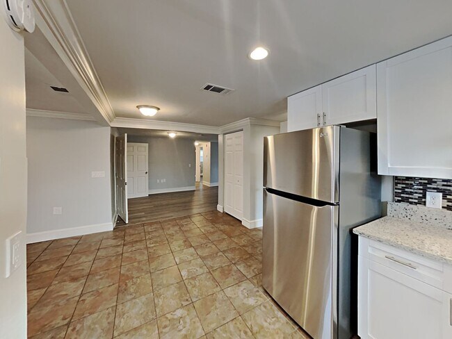 Building Photo - Charming 3-Bed, 2-Bath Home in Port Richey with Garage