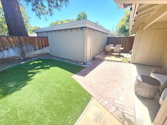 Building Photo - Beautiful Two Bedroom Two Bath Home