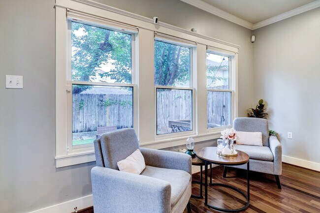 Building Photo - 3-Bed Houston Heights Gem with Private Tur...