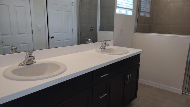 Building Photo - 816 Friendship Cir