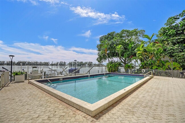 Building Photo - 2201 Brickell Ave