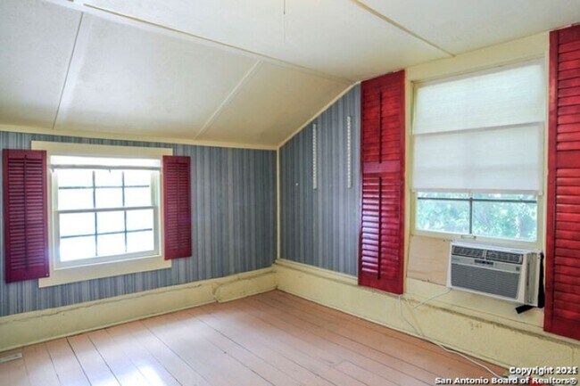 Building Photo - 2 Bedroom/1 Bath Alamo Heights Subdivision