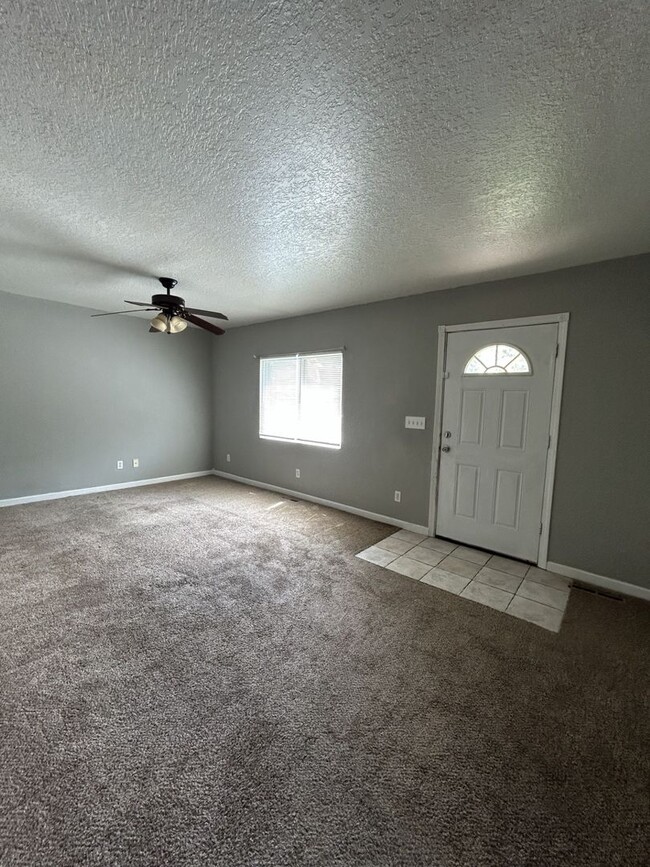 Building Photo - 1 BEDROOM 1 BATH AVAILABLE NOW!