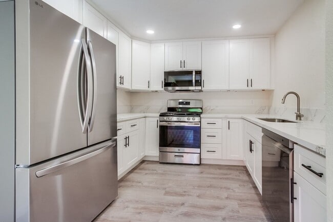 Building Photo - Downtown Vista Townhome, Available Now!