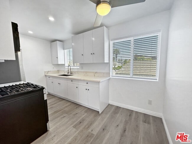 Building Photo - 2841 S Sycamore Ave