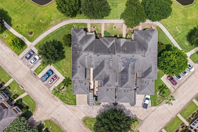 Building Photo - 2047 Palm Forest Ln