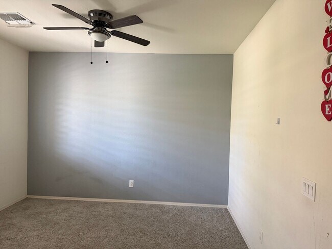 Building Photo - 3 bedroom 3 bath Home