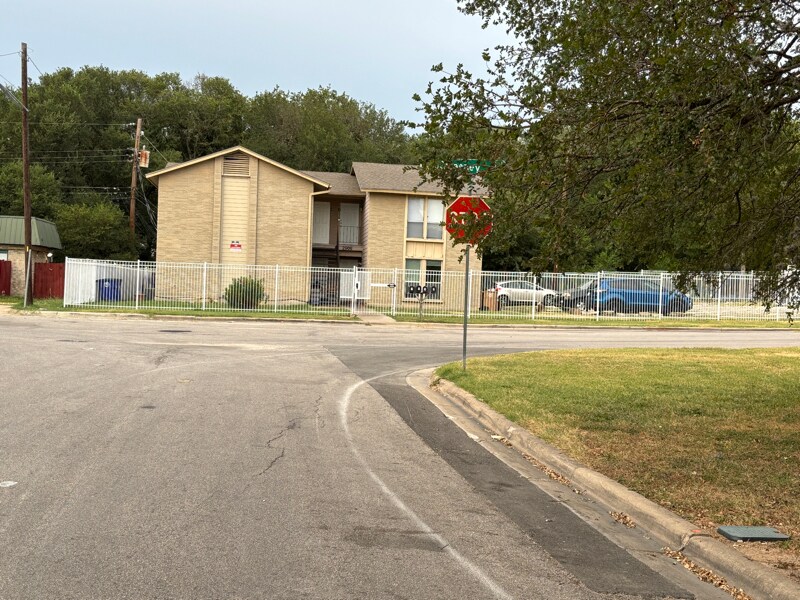 Building Photo - 2906 Sweeney Ln