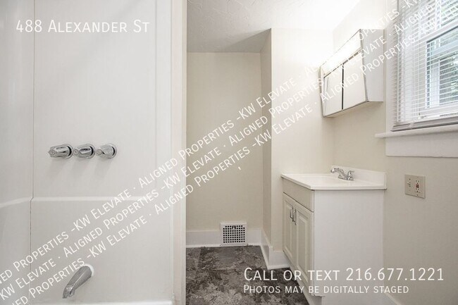 Building Photo - 3 floor Bright & Vibrant 4 bedroom home !