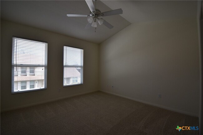 Building Photo - 2215 Dry Creek Dr