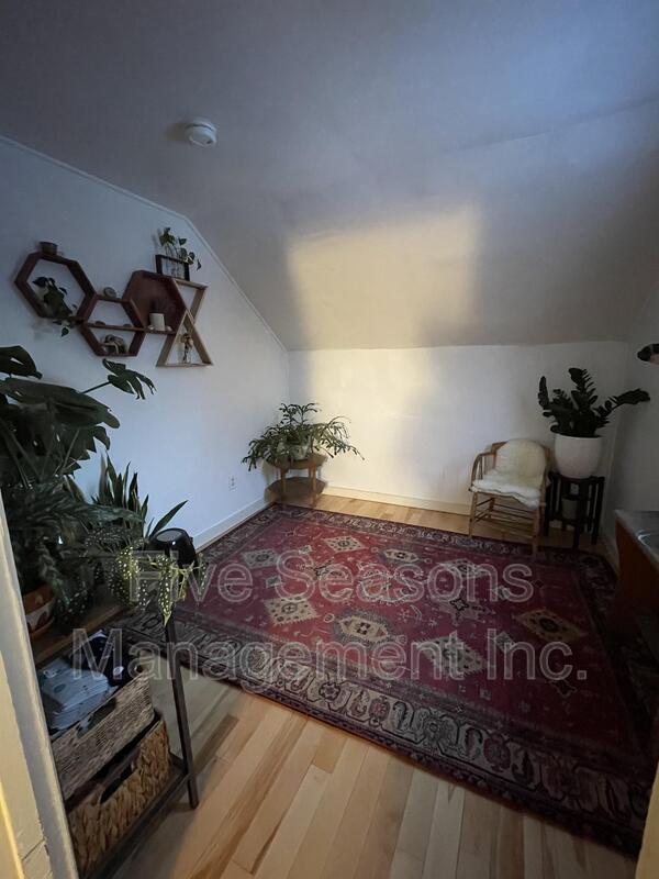 Building Photo - 392 St Paul St