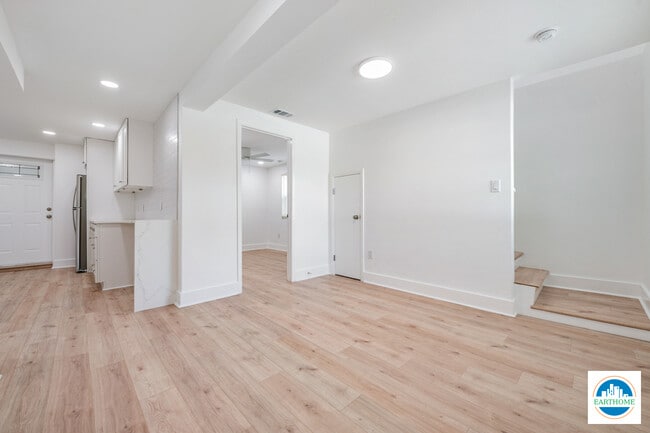 Building Photo - 3226 6th Ave S