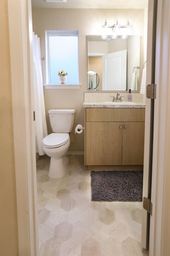 Building Photo - 609 N Kimball Ave