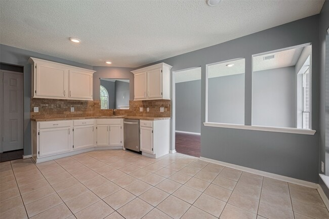 Building Photo - 9911 Villa Verde Dr
