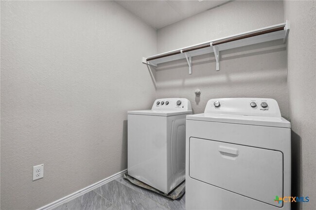 Building Photo - 271 Kinsley Wy