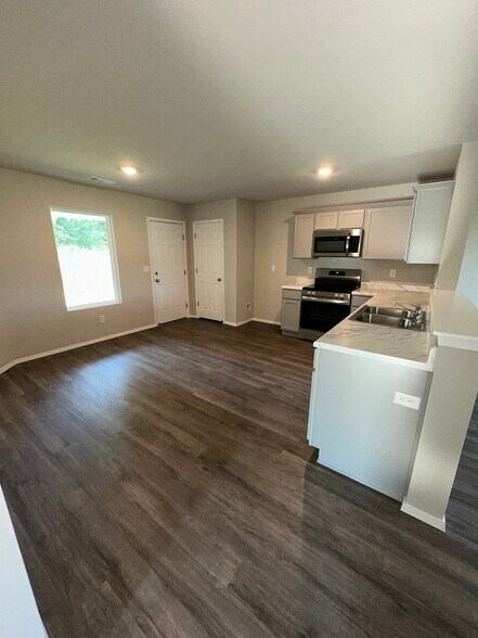 Building Photo - 1811 E Annette Dr