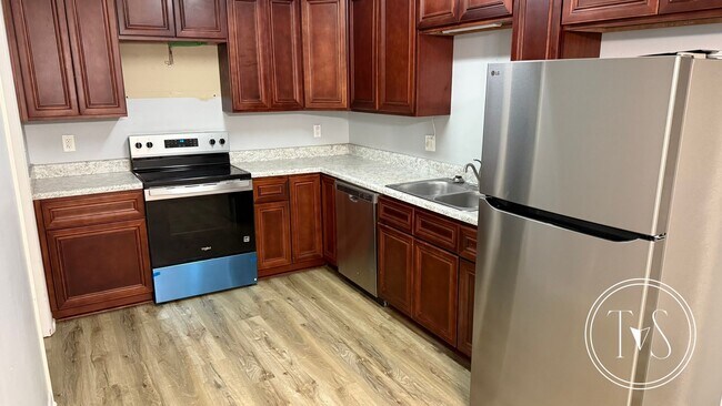 Building Photo - RATE DROP ALERT (was $2300/month)!