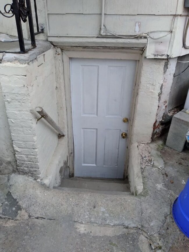 Building Photo - 3 bedrooms on the 3rd Floor with Central Hot Air, and an Available backyard