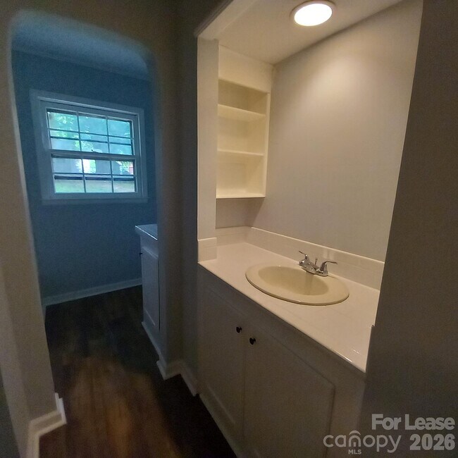 Building Photo - 10417 White Pine Rd