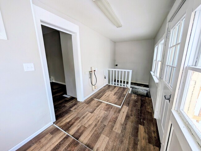 Building Photo - 328 N G St