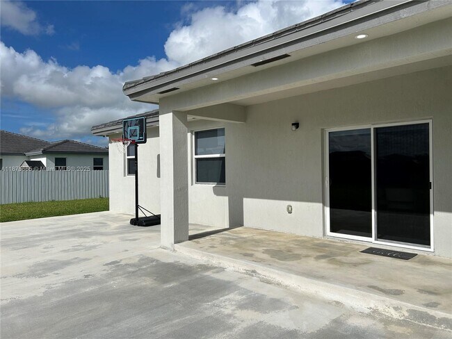 Building Photo - 29071 Ave