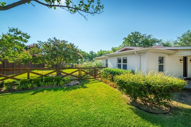 Building Photo - 3 Bedroom 2 Bath 2 Car Garage - Backs Up To A Nice Farm