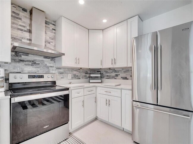 Building Photo - 4754 Lake Shore Dr