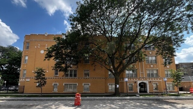 Building Photo - 2707 W Glenlake Ave