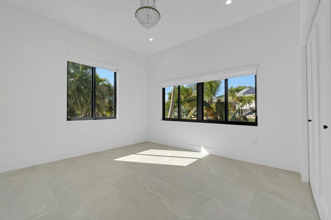 Building Photo - 129 Indies Dr S