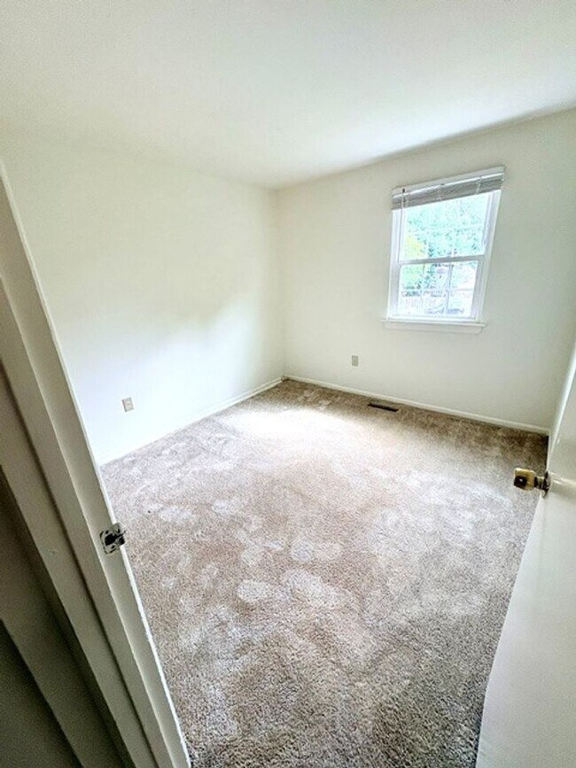 Building Photo - 3 Bedroom Townhouse in Arnold