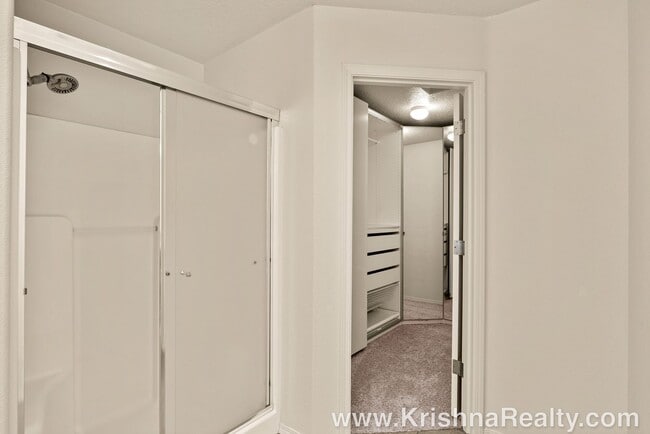 Building Photo - Beautiful 3 Bedroom | 2.5 Bathroom Single Family Home | 1 large bonus room | Located In Quiet Cas...