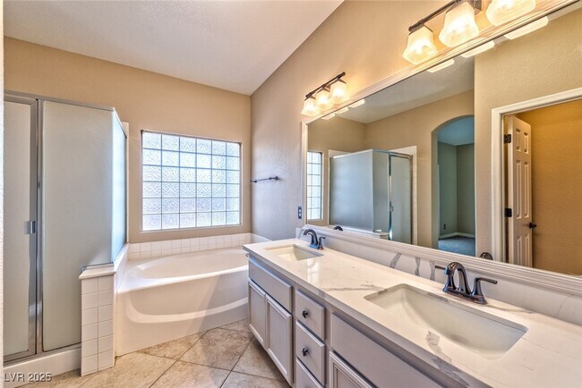 Building Photo - 10600 Royal Willow Pl
