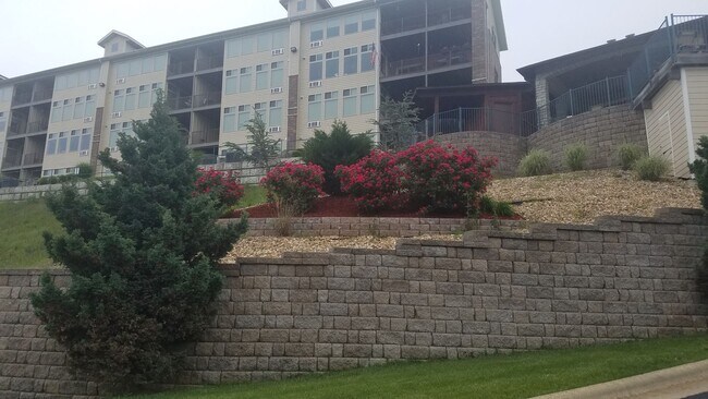 Building Photo - 2 Bedroom 2 Bath Walk-In Level with Partial Lake-View Lakeside Apartment