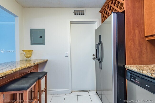 Building Photo - 2101 S Ocean Dr