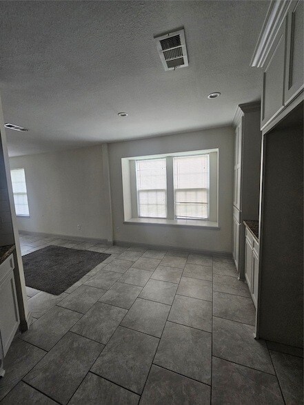 Building Photo - 3206 Pebble Lake Dr