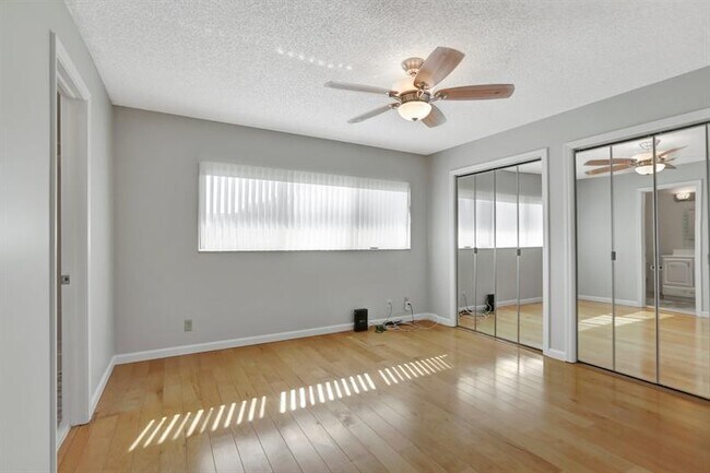 Building Photo - 884 SE 19th Ave