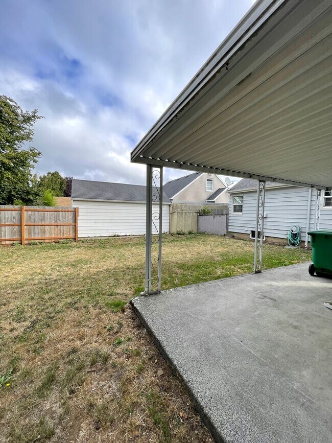 Building Photo - Renovated 3 Bed, 2 Bath House with Large Yard